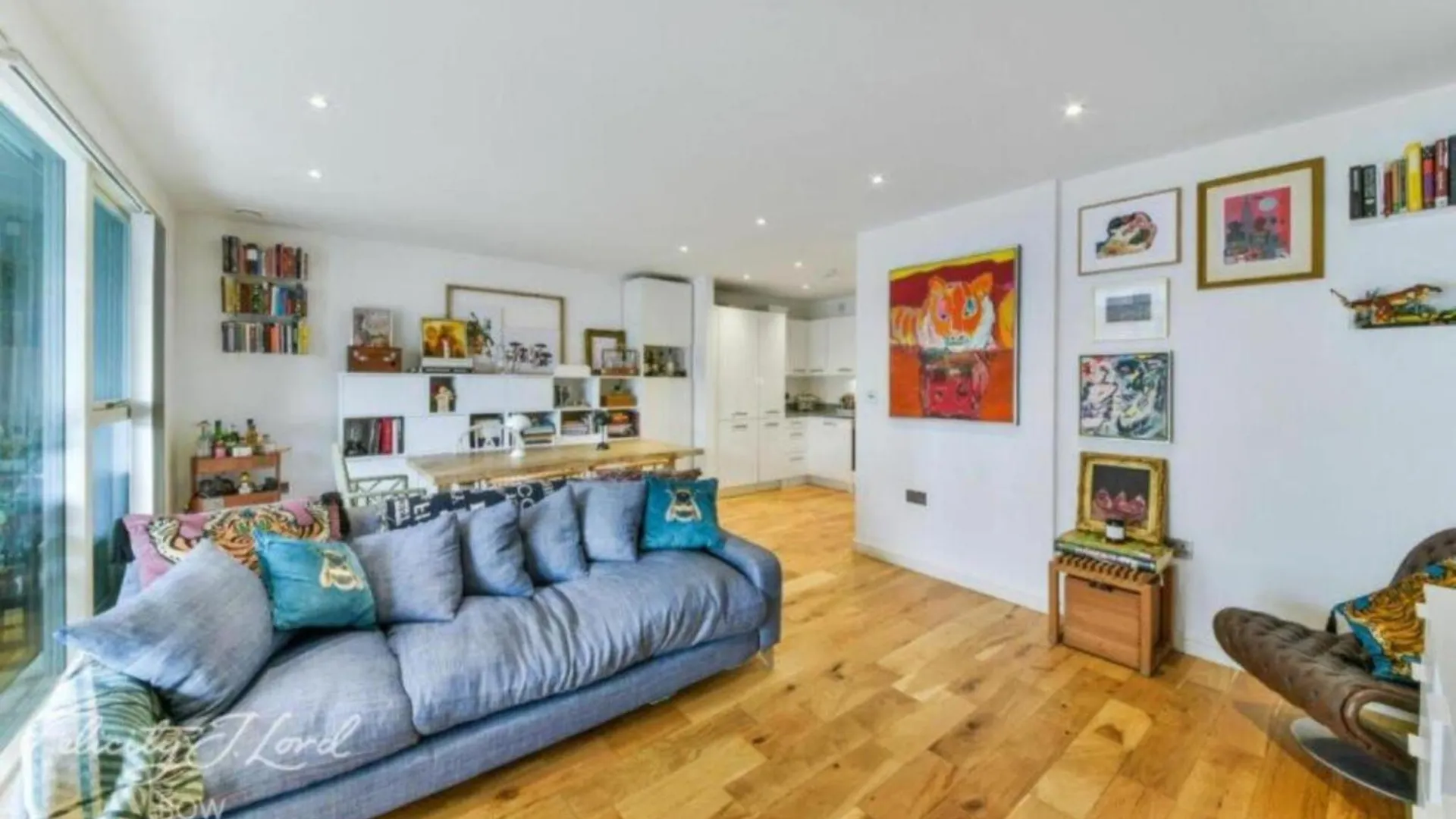 Spacious 2 Bedroom Apartment With Balcony London