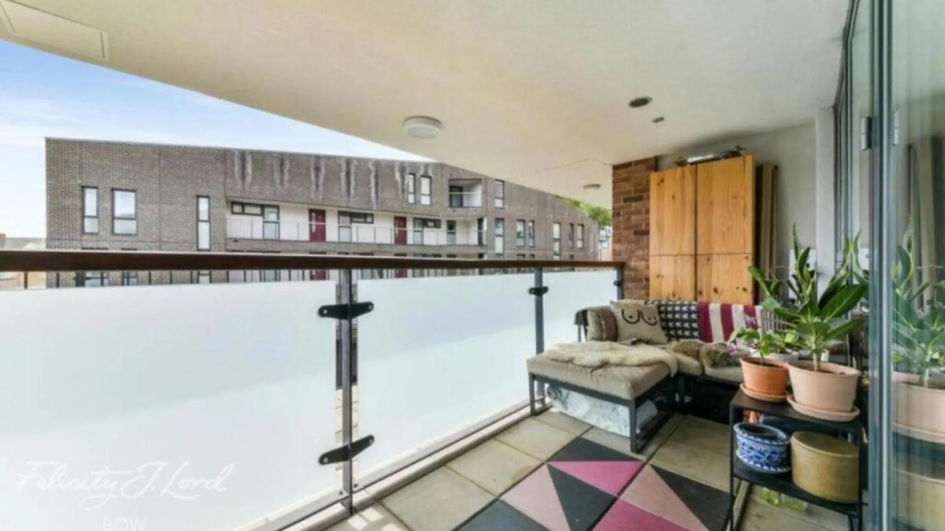 Spacious 2 Bedroom Apartment With Balcony London