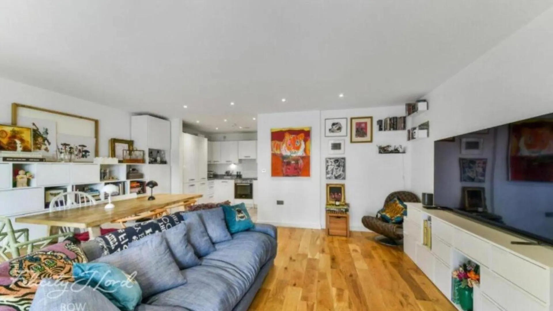 Spacious 2 Bedroom Apartment With Balcony contacts