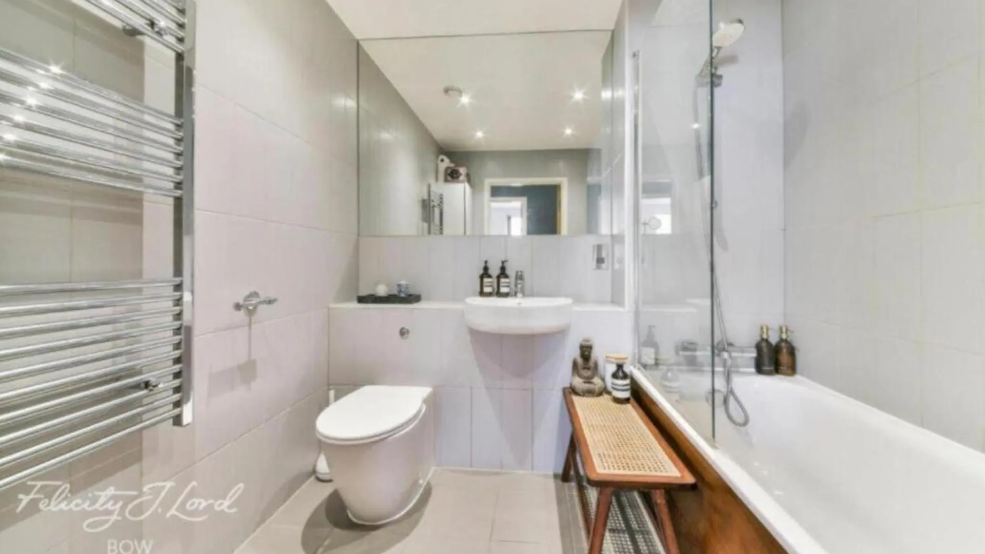 Spacious 2 Bedroom Apartment With Balcony London