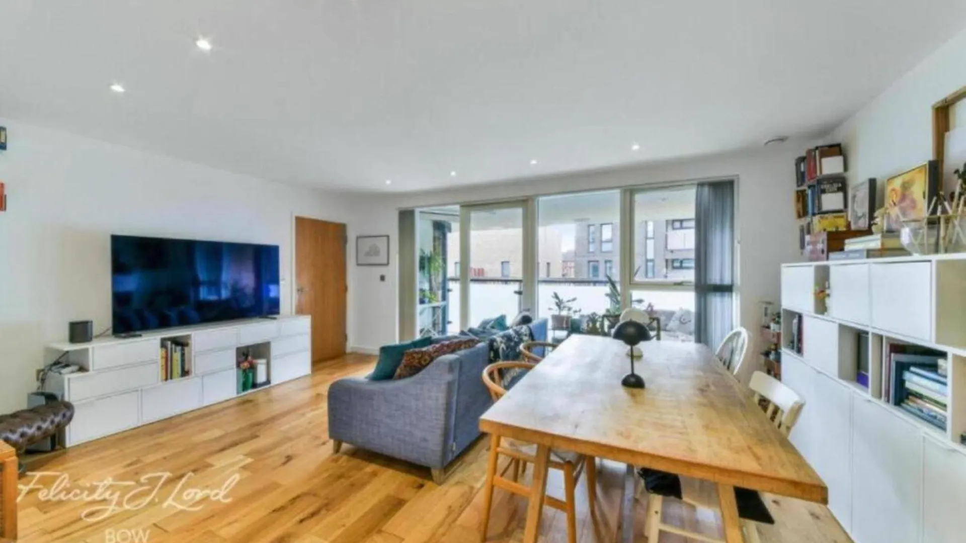 Spacious 2 Bedroom Apartment With Balcony London