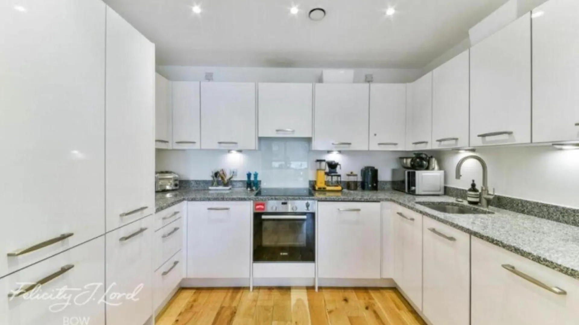 Spacious 2 Bedroom Apartment With Balcony London 0*,